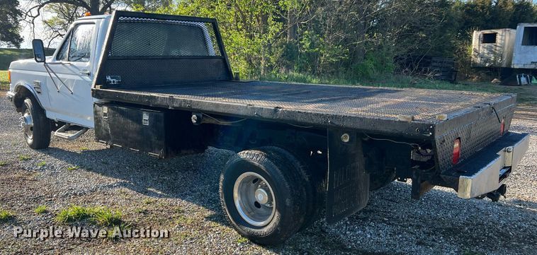 image for item LI9633 1988 Ford F450 XL  flatbed truck