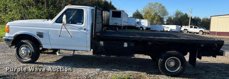 image for item LI9633 1988 Ford F450 XL  flatbed truck