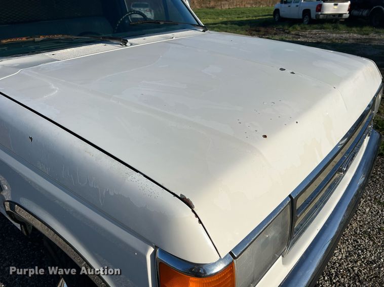 image for item LI9633 1988 Ford F450 XL  flatbed truck