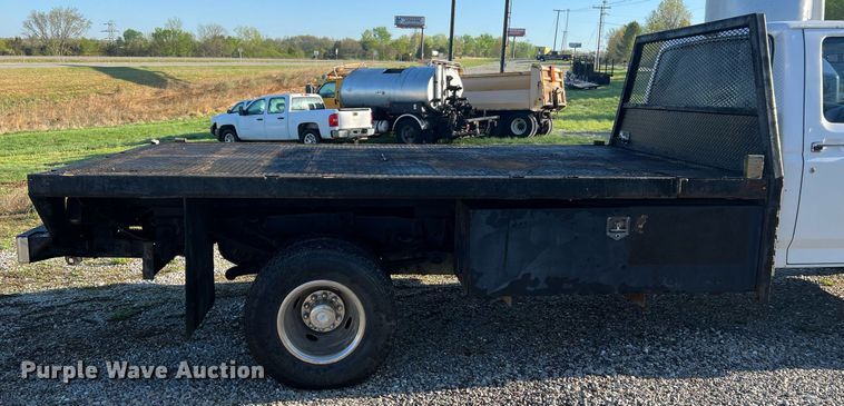 image for item LI9633 1988 Ford F450 XL  flatbed truck