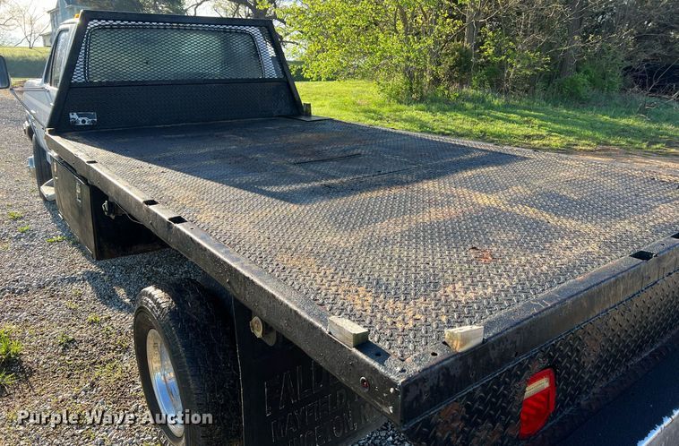 image for item LI9633 1988 Ford F450 XL  flatbed truck