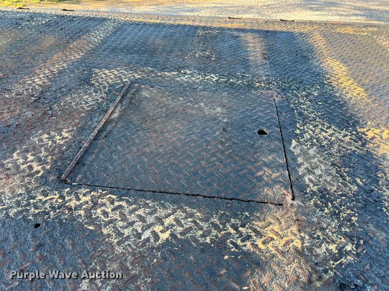 image for item LI9633 1988 Ford F450 XL  flatbed truck