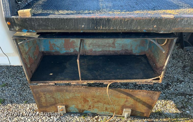 image for item LI9633 1988 Ford F450 XL  flatbed truck