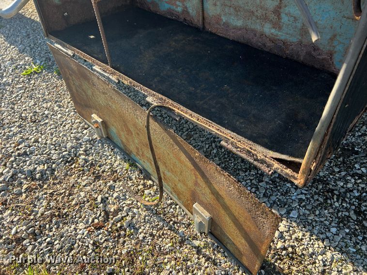 image for item LI9633 1988 Ford F450 XL  flatbed truck