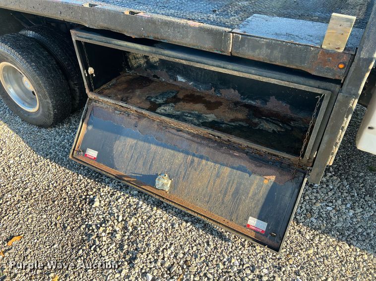 image for item LI9633 1988 Ford F450 XL  flatbed truck