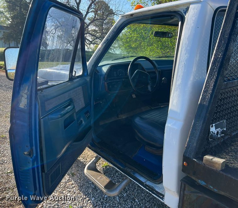 image for item LI9633 1988 Ford F450 XL  flatbed truck