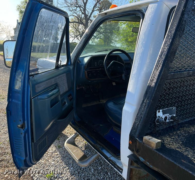 image for item LI9633 1988 Ford F450 XL  flatbed truck
