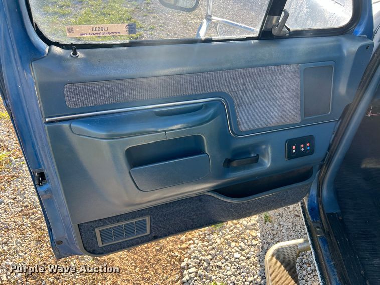 image for item LI9633 1988 Ford F450 XL  flatbed truck