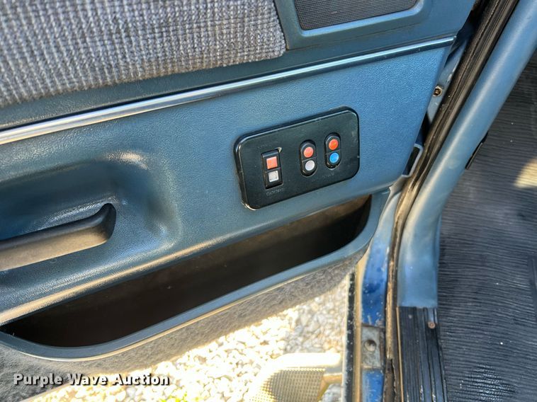 image for item LI9633 1988 Ford F450 XL  flatbed truck