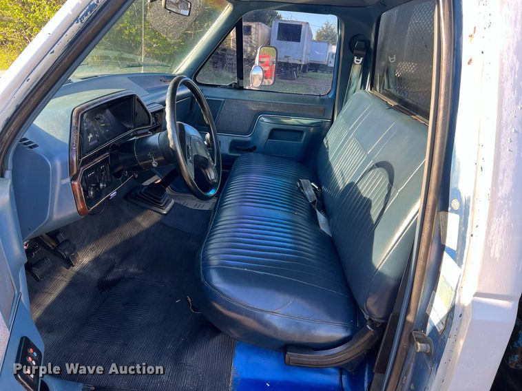 image for item LI9633 1988 Ford F450 XL  flatbed truck