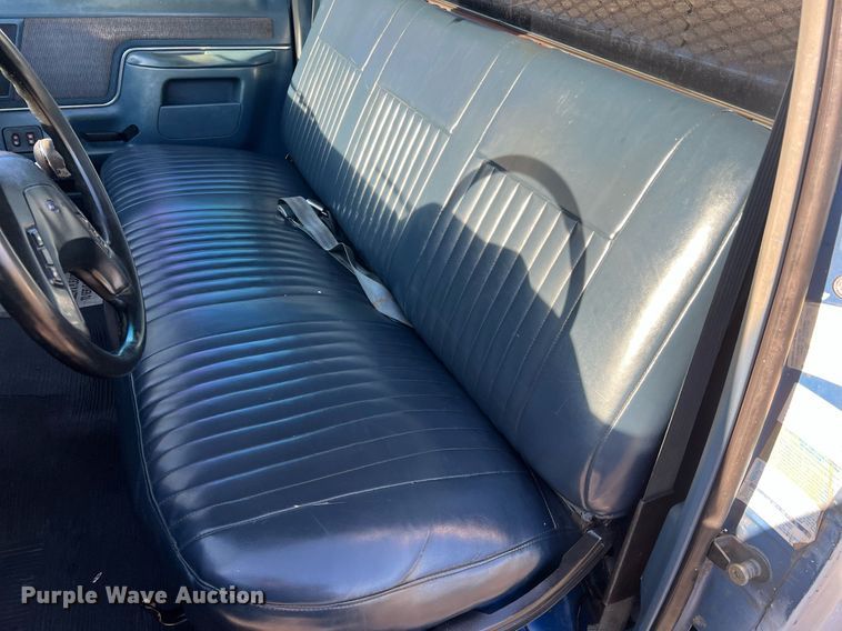 image for item LI9633 1988 Ford F450 XL  flatbed truck