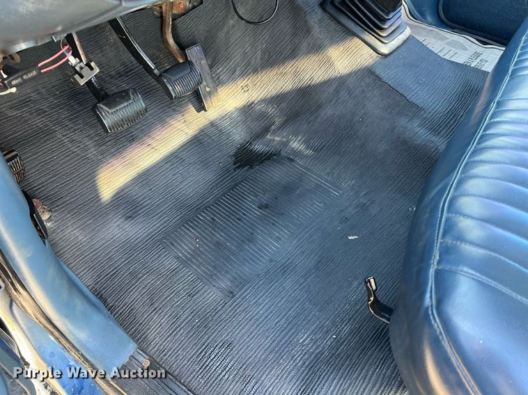 image for item LI9633 1988 Ford F450 XL  flatbed truck