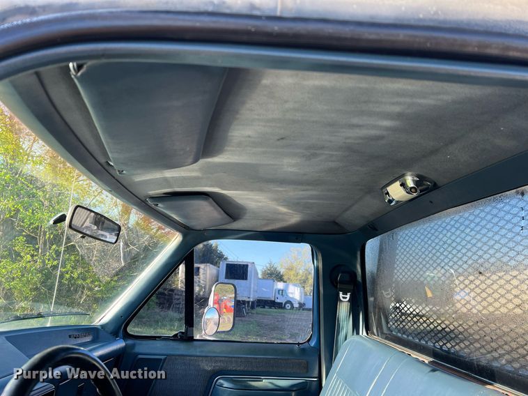 image for item LI9633 1988 Ford F450 XL  flatbed truck