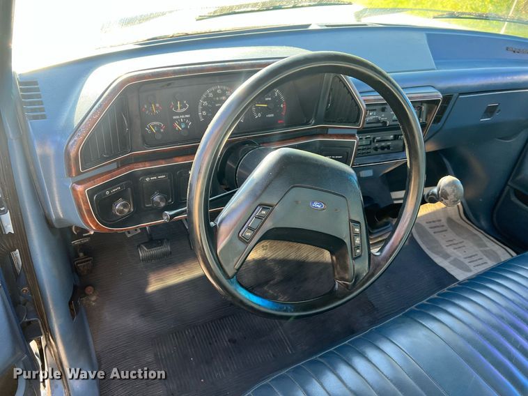 image for item LI9633 1988 Ford F450 XL  flatbed truck