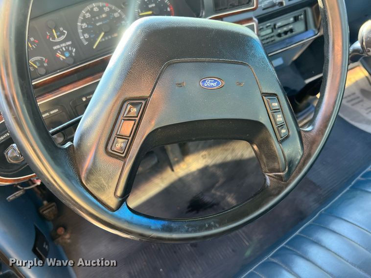 image for item LI9633 1988 Ford F450 XL  flatbed truck