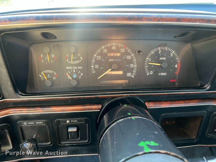 image for item LI9633 1988 Ford F450 XL  flatbed truck