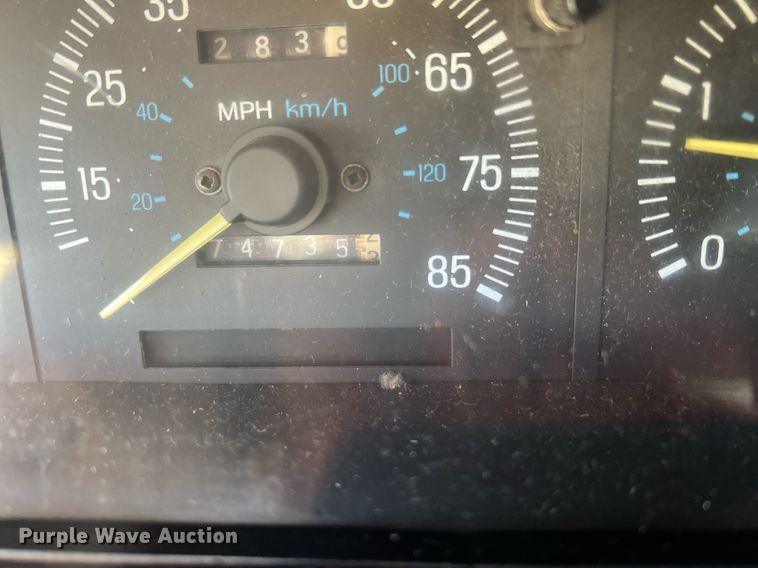 image for item LI9633 1988 Ford F450 XL  flatbed truck