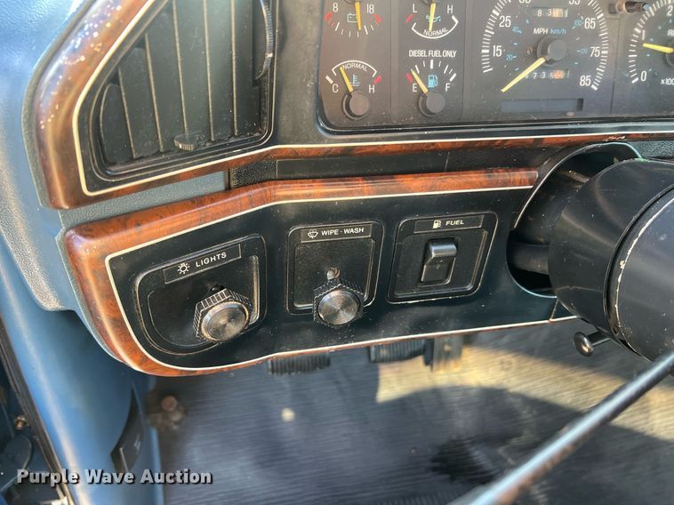 image for item LI9633 1988 Ford F450 XL  flatbed truck