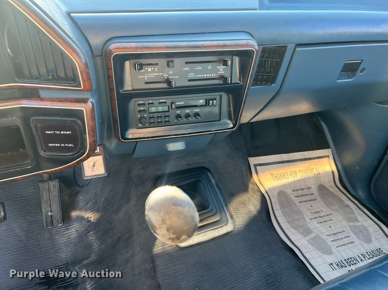 image for item LI9633 1988 Ford F450 XL  flatbed truck