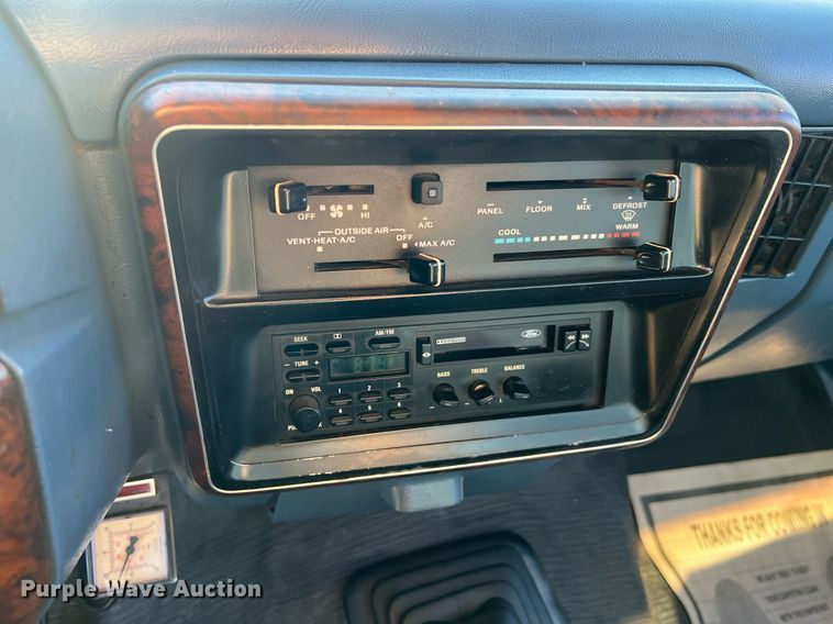 image for item LI9633 1988 Ford F450 XL  flatbed truck