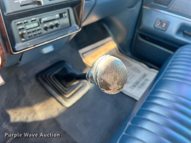 image for item LI9633 1988 Ford F450 XL  flatbed truck