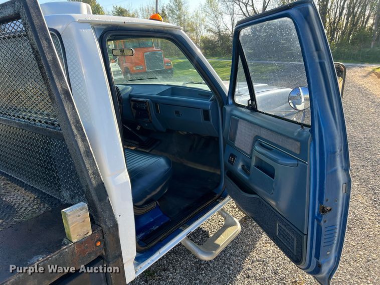 image for item LI9633 1988 Ford F450 XL  flatbed truck