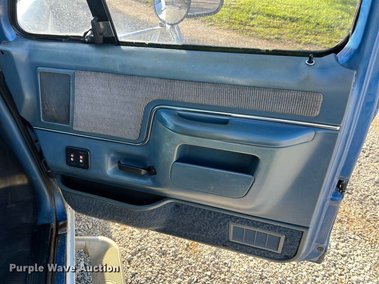 image for item LI9633 1988 Ford F450 XL  flatbed truck