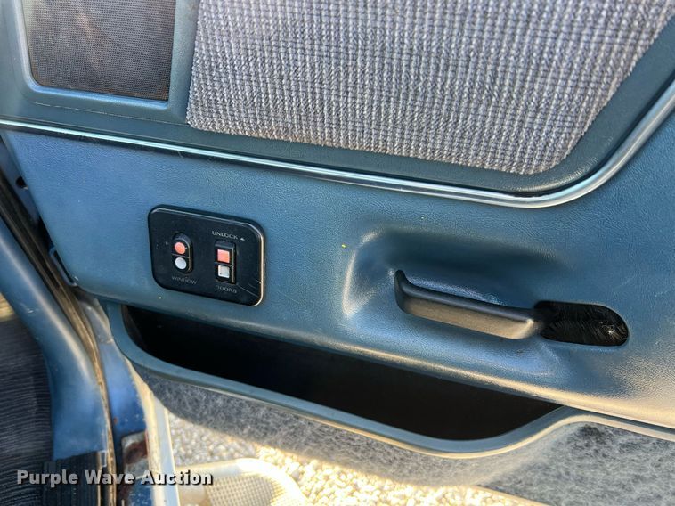 image for item LI9633 1988 Ford F450 XL  flatbed truck