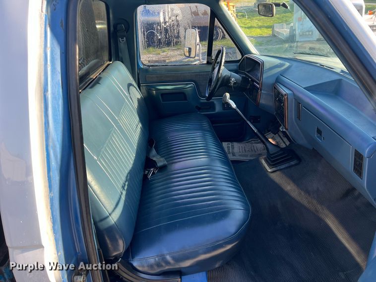 image for item LI9633 1988 Ford F450 XL  flatbed truck