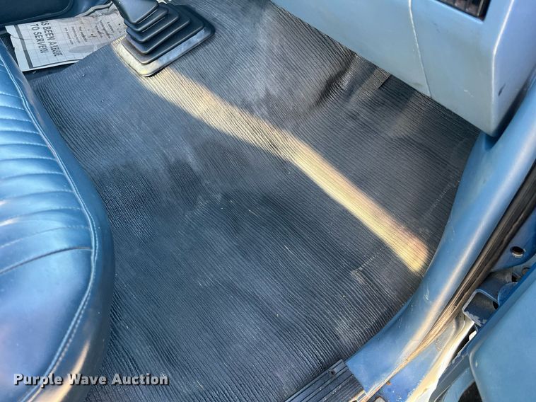 image for item LI9633 1988 Ford F450 XL  flatbed truck