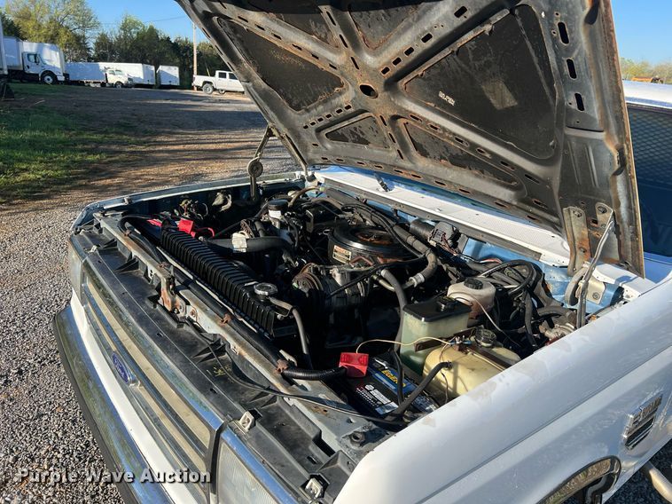 image for item LI9633 1988 Ford F450 XL  flatbed truck