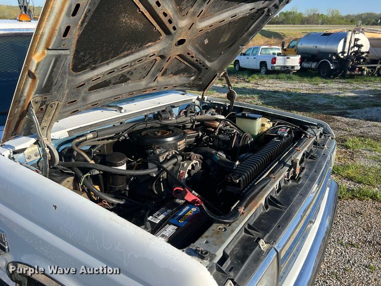 image for item LI9633 1988 Ford F450 XL  flatbed truck