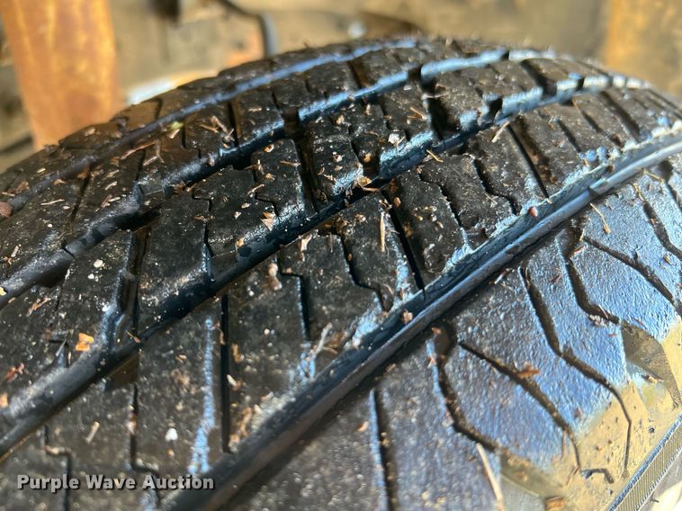 image for item LI9633 1988 Ford F450 XL  flatbed truck