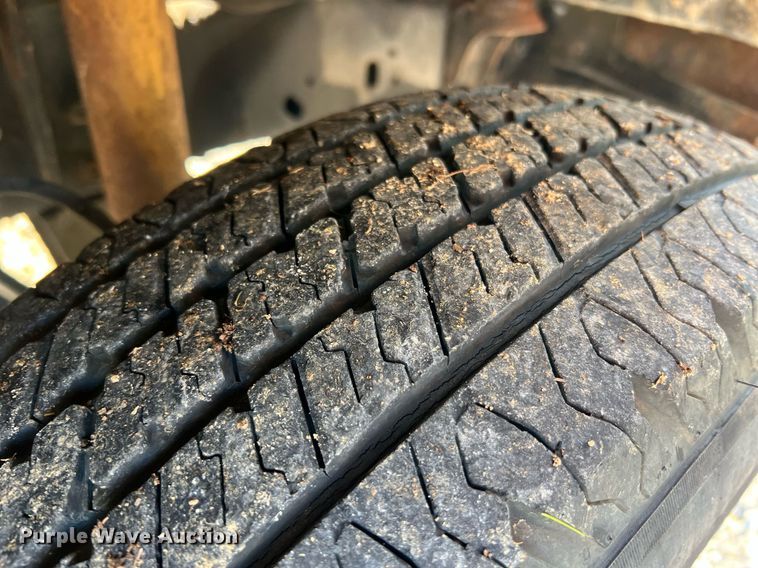 image for item LI9633 1988 Ford F450 XL  flatbed truck