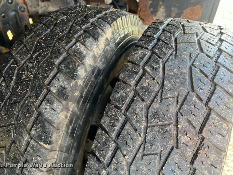 image for item LI9633 1988 Ford F450 XL  flatbed truck