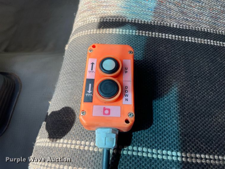 image for item LJ9661 1994 GMC Sierra C3500  dump bed pickup truck