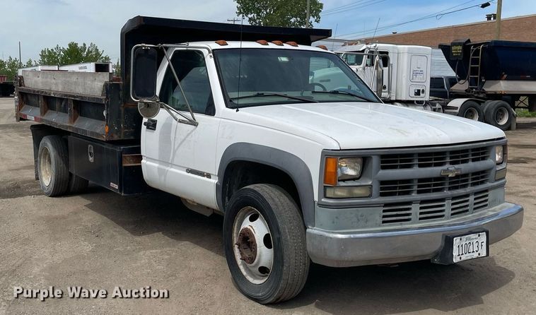 image for item LJ9671 2001 Chevrolet Silverado 3500HD  dump bed pickup truck