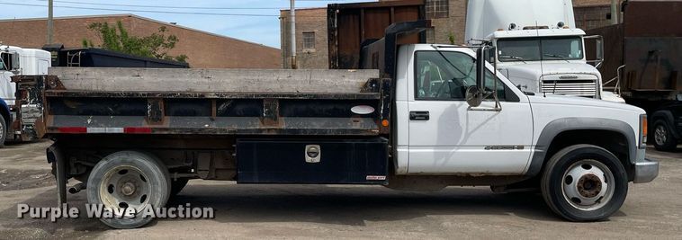 image for item LJ9671 2001 Chevrolet Silverado 3500HD  dump bed pickup truck
