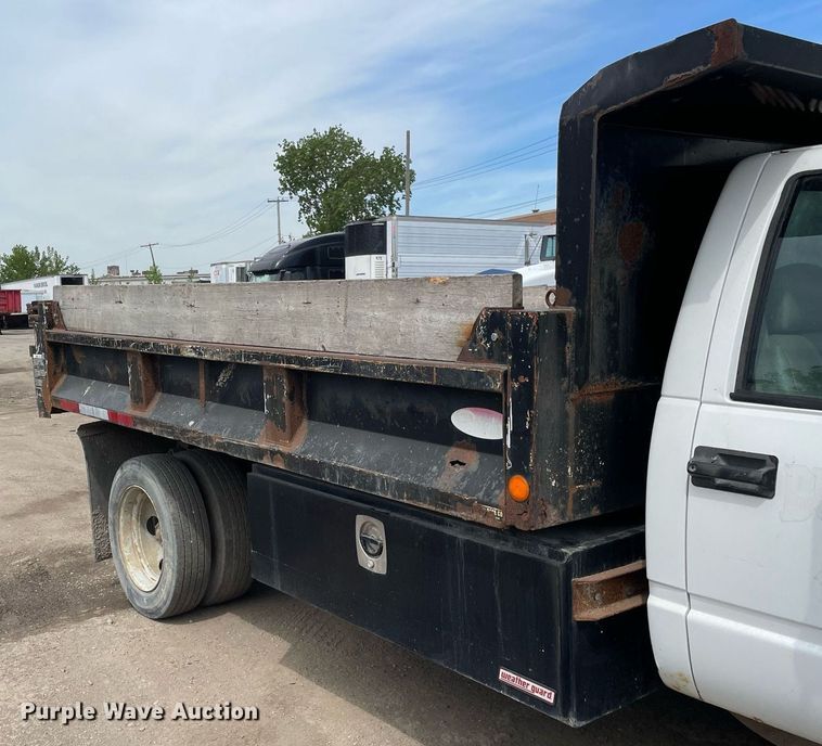 image for item LJ9671 2001 Chevrolet Silverado 3500HD  dump bed pickup truck