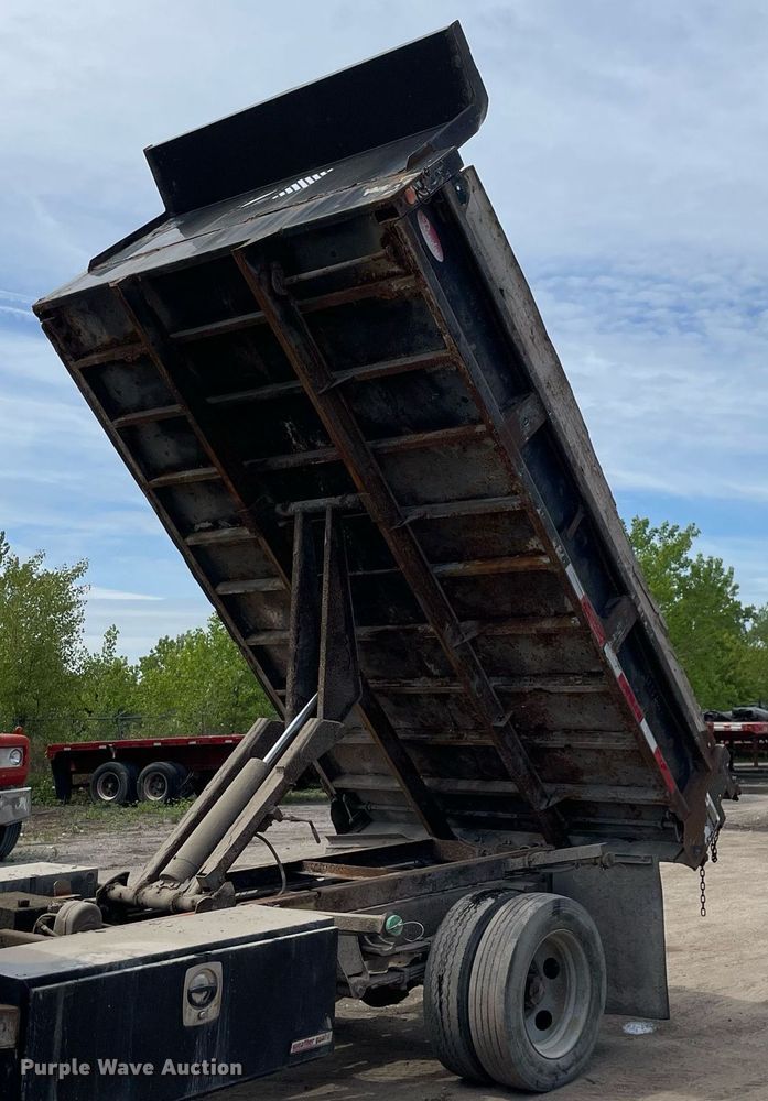 image for item LJ9671 2001 Chevrolet Silverado 3500HD  dump bed pickup truck