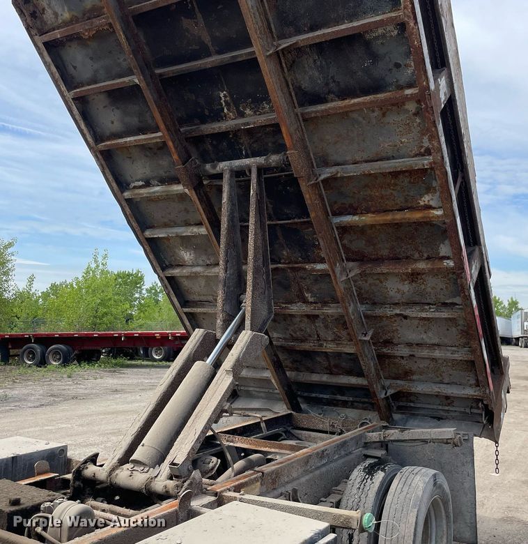 image for item LJ9671 2001 Chevrolet Silverado 3500HD  dump bed pickup truck