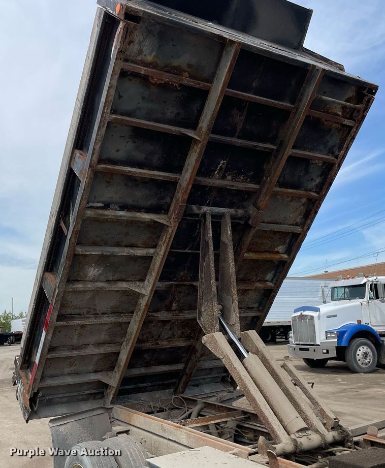 image for item LJ9671 2001 Chevrolet Silverado 3500HD  dump bed pickup truck