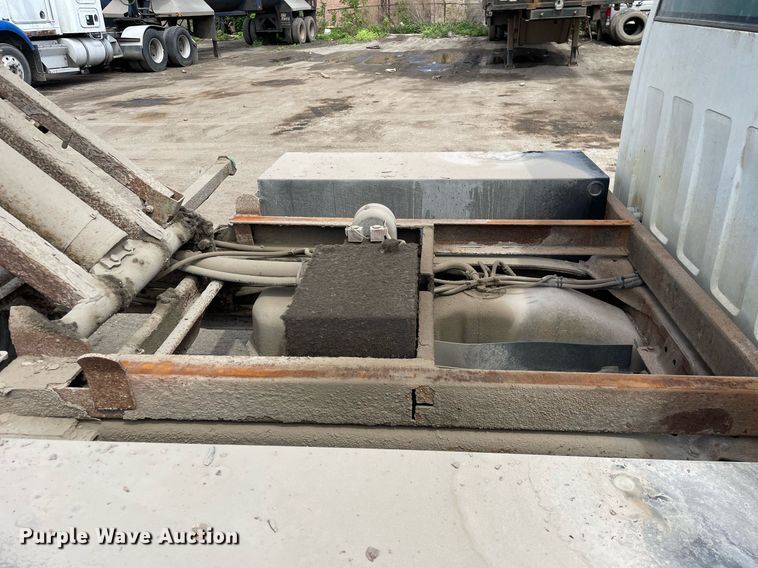 image for item LJ9671 2001 Chevrolet Silverado 3500HD  dump bed pickup truck