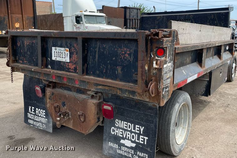 image for item LJ9671 2001 Chevrolet Silverado 3500HD  dump bed pickup truck