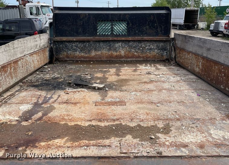 image for item LJ9671 2001 Chevrolet Silverado 3500HD  dump bed pickup truck