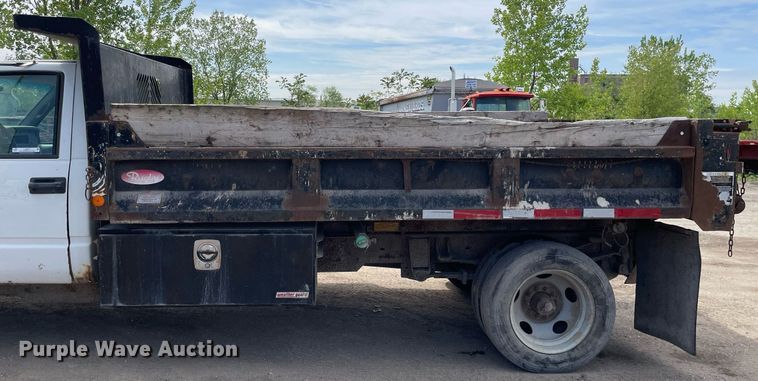 image for item LJ9671 2001 Chevrolet Silverado 3500HD  dump bed pickup truck