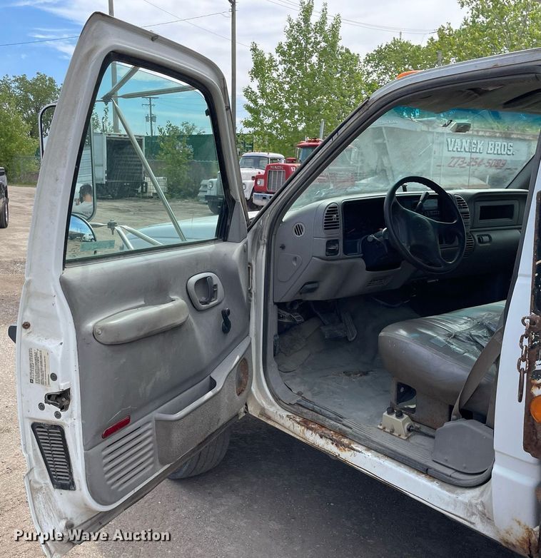 image for item LJ9671 2001 Chevrolet Silverado 3500HD  dump bed pickup truck