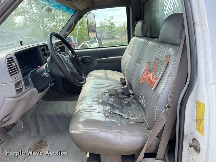 image for item LJ9671 2001 Chevrolet Silverado 3500HD  dump bed pickup truck