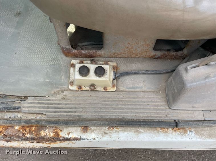 image for item LJ9671 2001 Chevrolet Silverado 3500HD  dump bed pickup truck