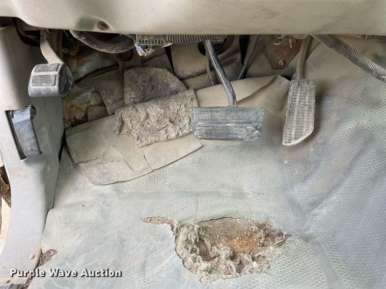 image for item LJ9671 2001 Chevrolet Silverado 3500HD  dump bed pickup truck